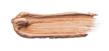 Bir krem temeli lekesi beyaza izole edilmiş.