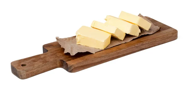 Manteiga em tábua de madeira isolada sobre fundo branco — Fotografia de Stock
