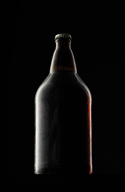 Koyu arkaplanda bira şişesi, boşluğu kopyala