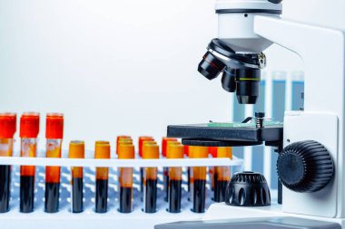 Araştırma için test tüpleriyle mikroskop yakın çekim