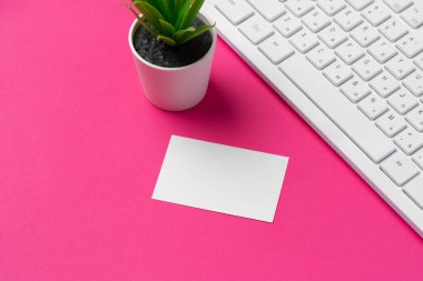 Ofis masasında malzeme ve klavye olan boş kartvizitler..
