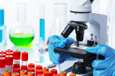 Bilim adamları mikroskop yardımıyla kimyasal araştırma yapıyorlar.