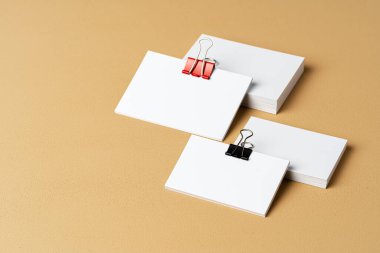 Bej arka planda klibi olan bir yığın beyaz iş adamı.