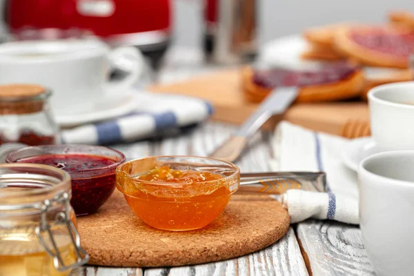 Close up photo of kitchen table with .appliances, kitchenware with toasts and jams — Stock Photo, Image