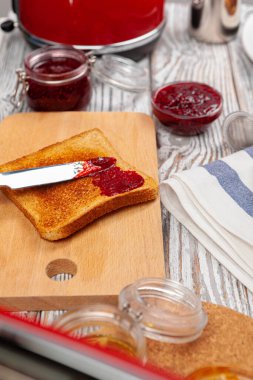 Neon ışıkta tost makinesinden fırlayan iki dilim tost.