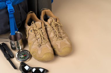 Mavi sırt çantası ve yürüyüş botları. Dağ teçhizatı