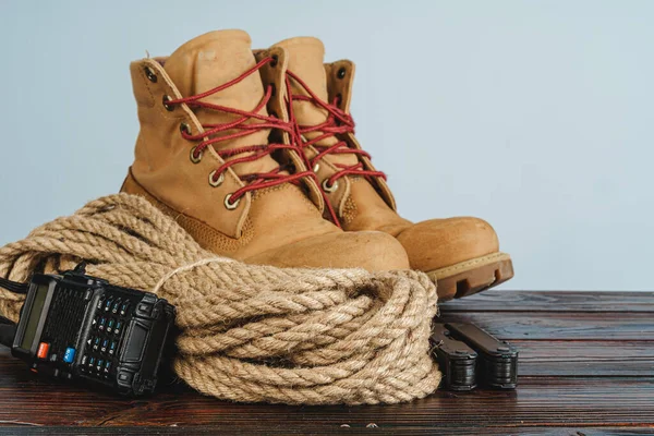 Utrustning för resenären, inklusive vandringskängor och walki-talkie — Stockfoto