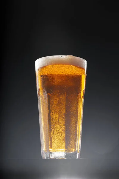Glas Bier auf schwarzem Hintergrund, Kopierraum — Stockfoto