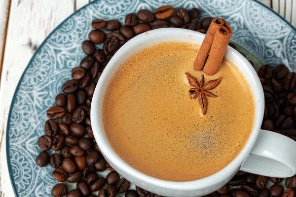 Taza de café americano con canela de cerca — Foto de Stock