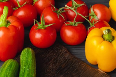 Mutfak masasında vişneli domates ve dolmalık biber.