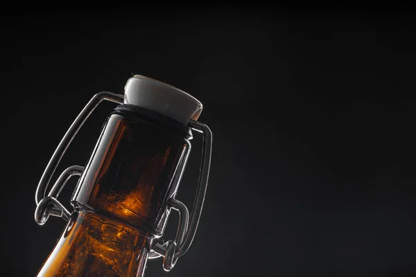 Garrafa de cerveja no fundo escuro, espaço de cópia — Fotografia de Stock