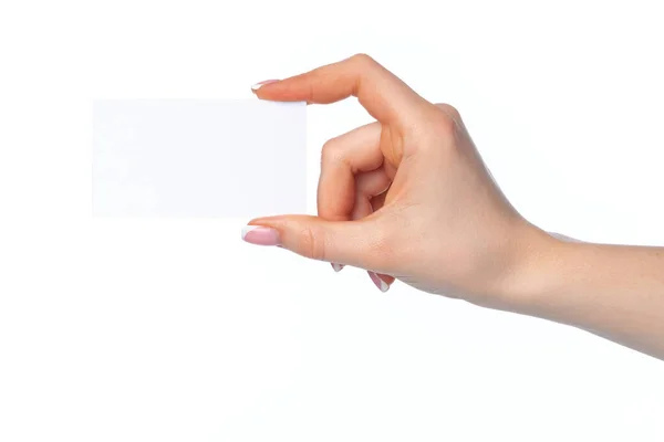 Mooie vrouwelijke hand houden witte visitekaartje op witte achtergrond — Stockfoto