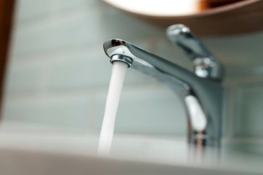 Beyaz seramik lavabolu modern banyo.