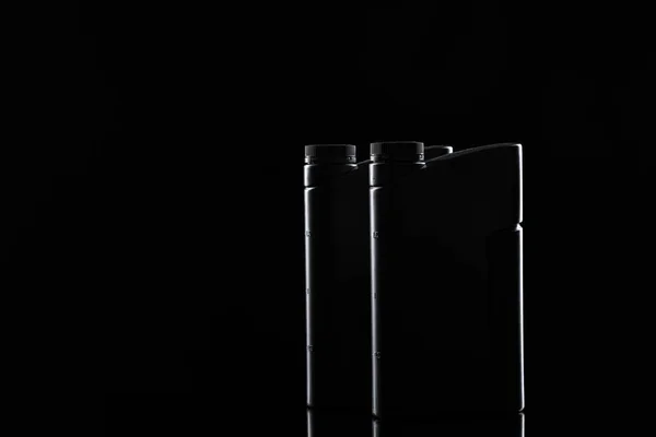 Motorolaj palack fekete háttér, közelről. — Stock Fotó