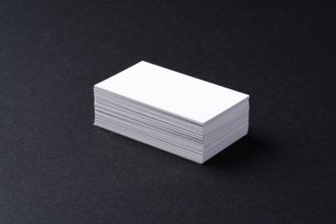 Siyah arka planda beyaz, boş kartvizitler