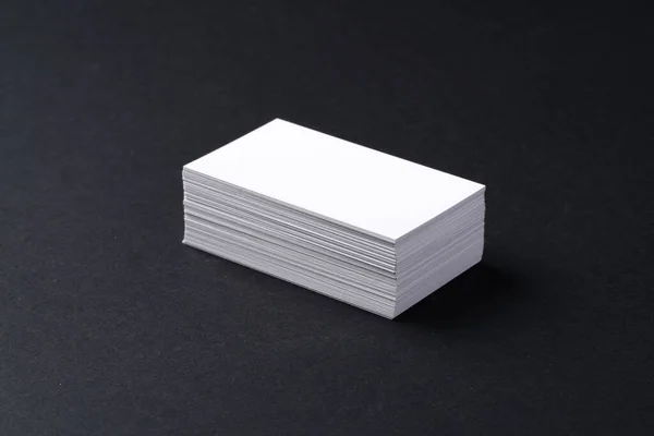 Cartões brancos em branco no fundo preto escuro — Fotografia de Stock