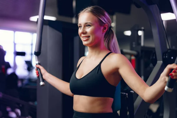 Jeune femme blonde caucasienne s'entraînant les mains dans une salle de gym — Photo