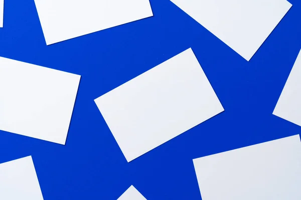 Üres fehér üzleti kártyák klasszikus kék háttér — Stock Fotó