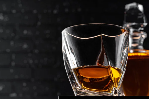 Whisky vidrio contra la pared grunge negro oscuro — Foto de Stock