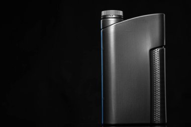 Motor yağı şişesi siyah arka planda, kapat..