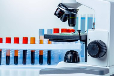 Araştırma için test tüpleriyle mikroskop yakın çekim