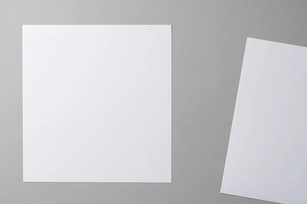 Επαγγελματικές mock up κάρτες με αντίγραφο χώρο σε γκρι — Φωτογραφία Αρχείου