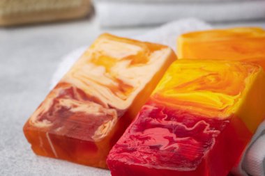 El yapımı, masada doğal organik sabun. Spa ürünleri.