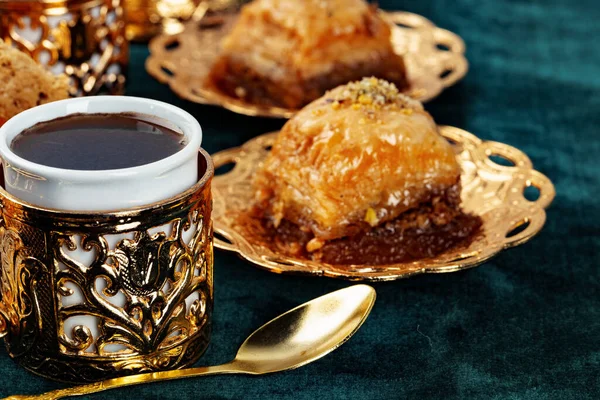 Turkisk baklava nationell dessert serveras med te — Stockfoto