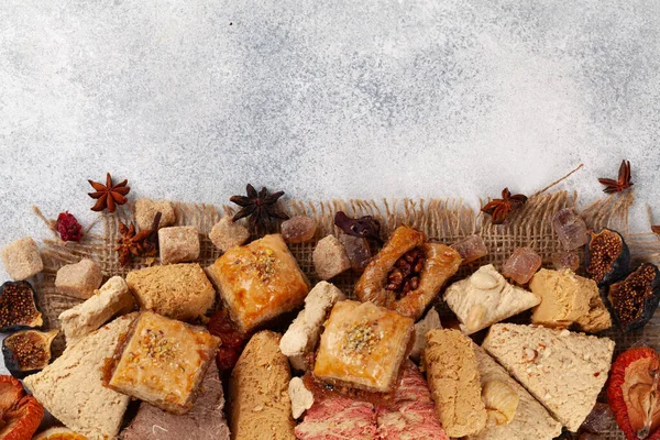 Асортимент турецьких десертів баклава і халва — стокове фото