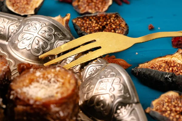 Turkisk läcker dessert på traditionella porslin på mörkblått bord — Stockfoto