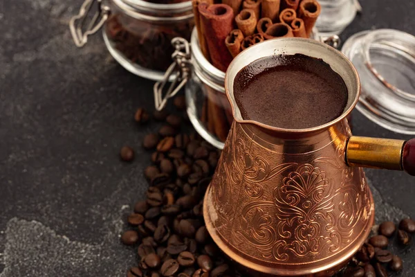 コーヒー豆と暗い表面にターク — ストック写真