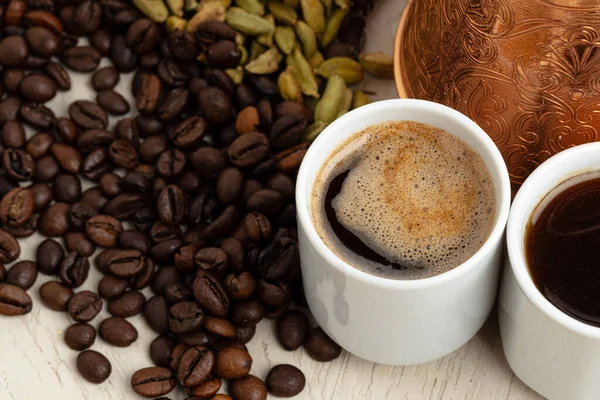Filiżanka kawy z paloną fasolą, nasionami i cynamonem — Zdjęcie stockowe