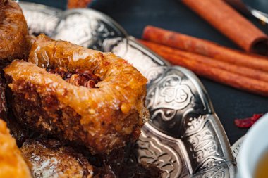 Türk Arap tatlıları gümüş tabakta yakın plan