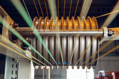 Elektrik kabloları ve optik fiberler üreten modern bir fabrikanın içinde. .Kablo üretim makinesi parçası.