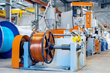 Yeni elektrik kablosu üreten fabrikanın içinde. Kablo üretimi.