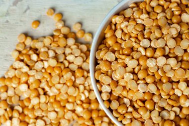 Cam kavanozlarda çiğ tahıl ya da fasulye var. Vejetaryen ve vejetaryen yemekleri.