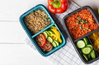 Pişmiş karabuğday ve taze sebze salatasıyla beslenme çantası.