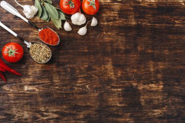 Kaşık içinde baharatlar koyu ahşap arka plan görünümünde