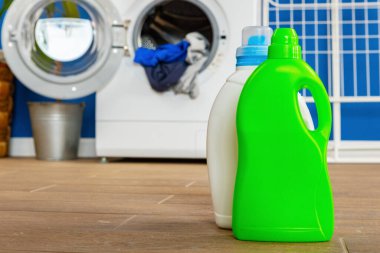 Bir şişe deterjan çamaşır makinesi, kapalı alanda.