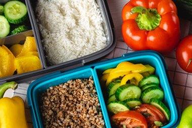 Pişmiş karabuğday ve taze sebze salatasıyla beslenme çantası.