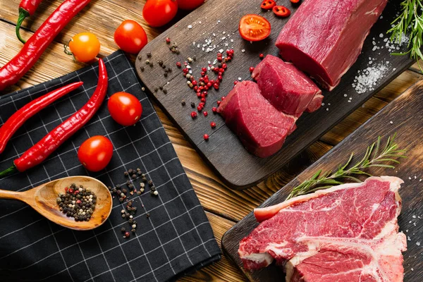 Kawałki surowego mięsa filet na desce drewnianej — Zdjęcie stockowe