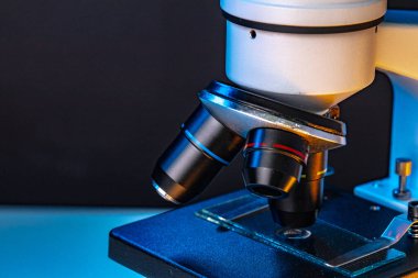 Mikroskop koyu arkaplana yakın olsun.