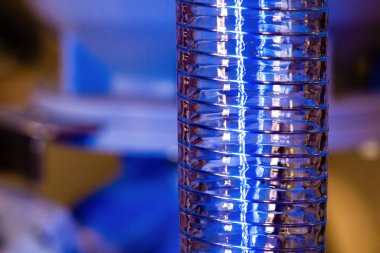 Endüstriyel fabrikadaki plastik hortumu kapat.