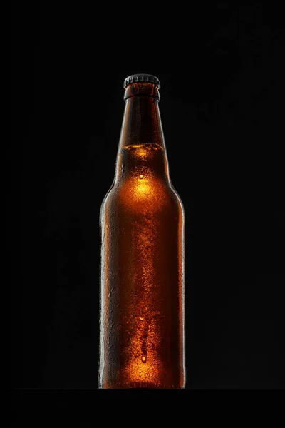 Garrafa de cerveja no fundo escuro, espaço de cópia — Fotografia de Stock