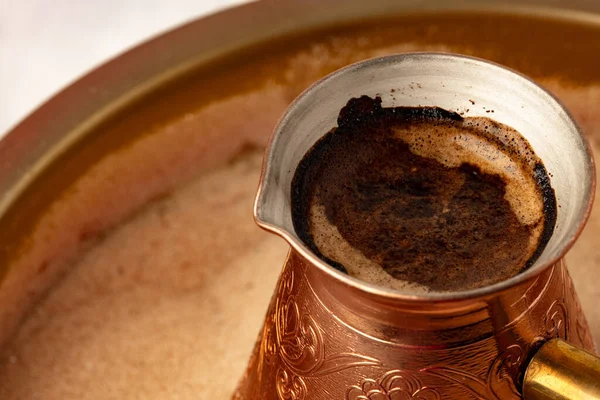Turco de cobre con café en la arena — Foto de Stock