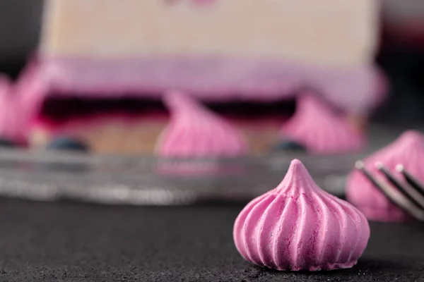 Pink merengue cookie na tmavém stole zavřít — Stock fotografie
