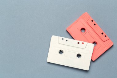 Açık gri arkaplandaki parlak retro kaset kasetleri