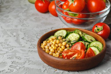 Çamur tabağı dolusu nohut, salatalık ve domates. Sağlıklı beslenme