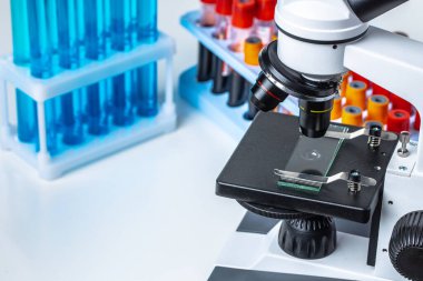 Araştırma için test tüpleriyle mikroskop yakın çekim