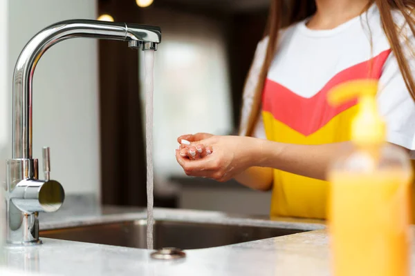 Nahaufnahme einer Frau, die sich in einer Spüle die Hände wäscht — Stockfoto